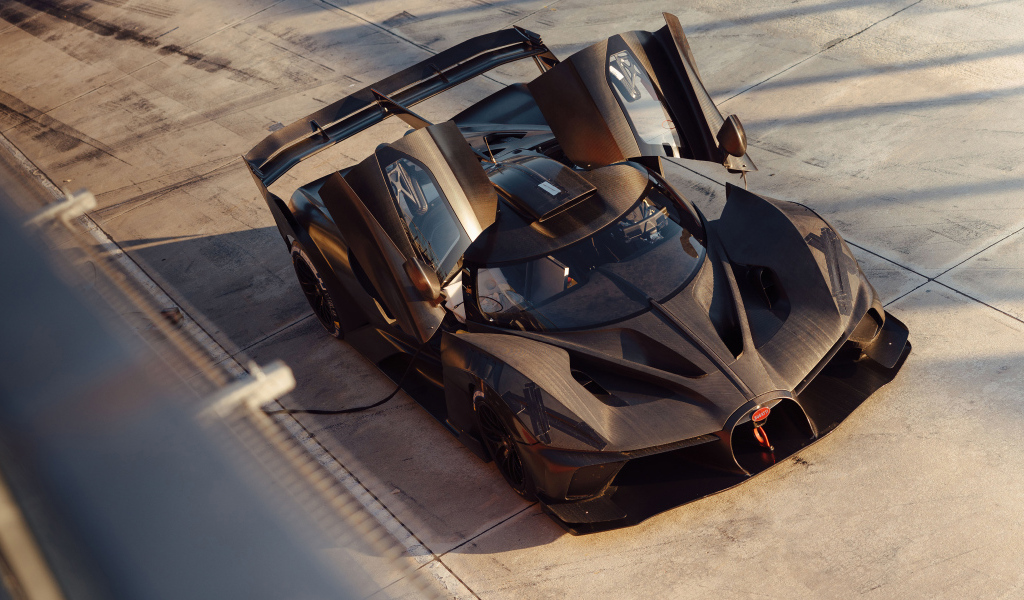 Вид сверху на автомобиль Bugatti Bolide с открытыми дверями