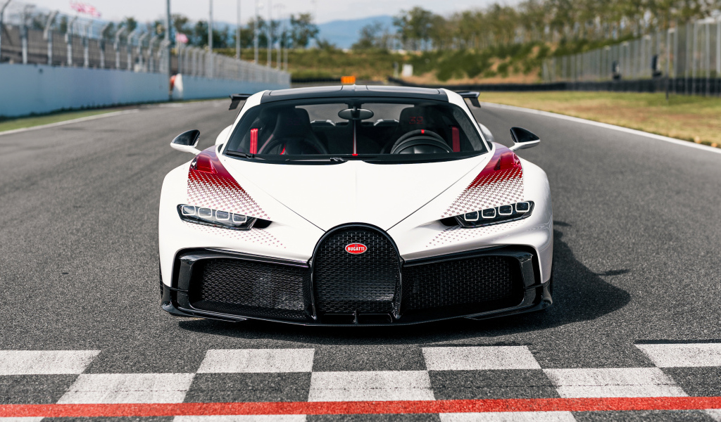 Белый быстрый автомобиль  Bugatti Chiron Pur Sport Grand Prix