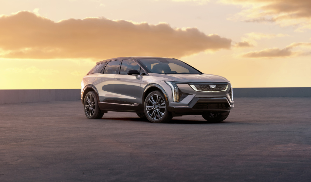 Автомобиль Cadillac Optiq 2025 года на фоне неба