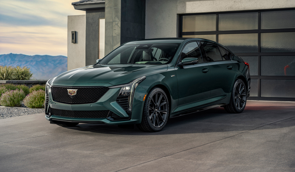 Зеленый автомобиль  Cadillac CT5-V 2025  года