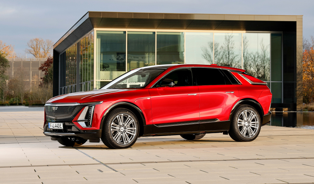 Красный дорогой автомобиль Cadillac Lyriq Luxury