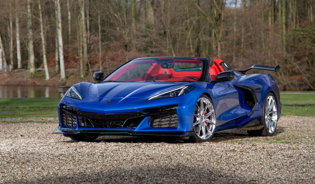 Синий автомобиль Chevrolet Corvette Stingray Convertible Z06