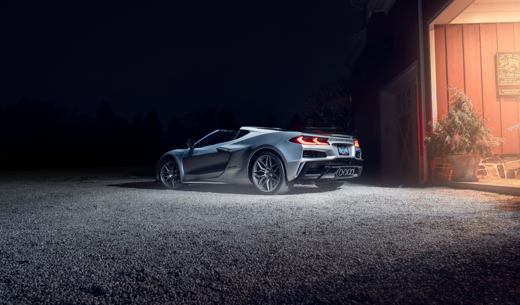 Автомобиль Chevy Corvette Z06 у дома