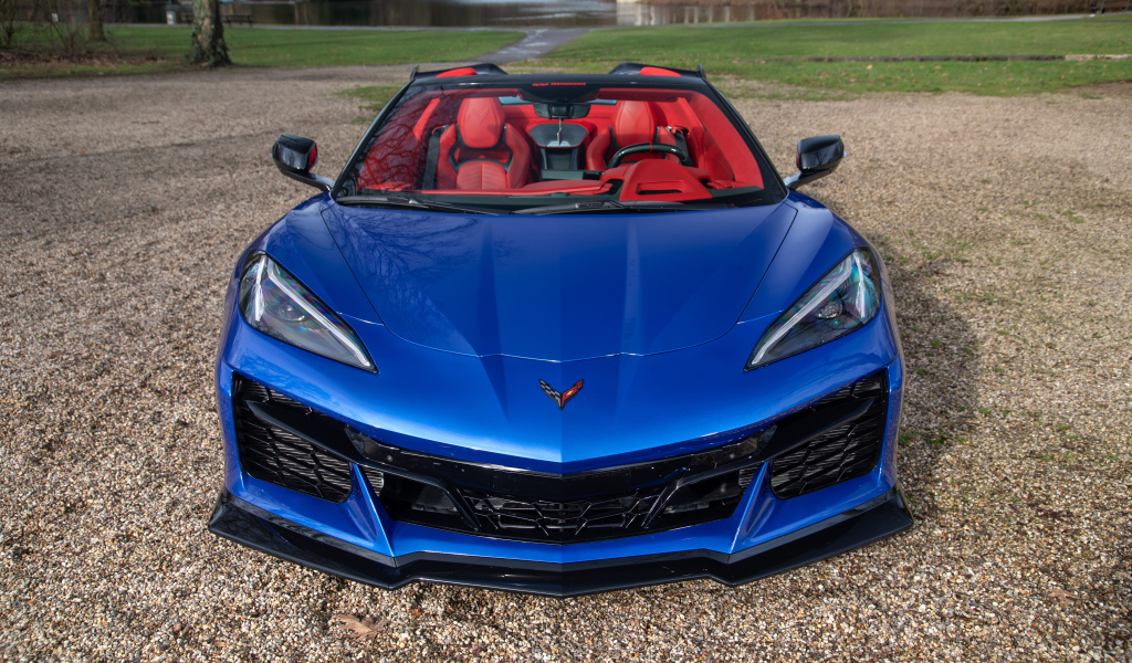 Вид спереди на синий автомобиль Chevrolet Corvette Stingray Convertible Z06