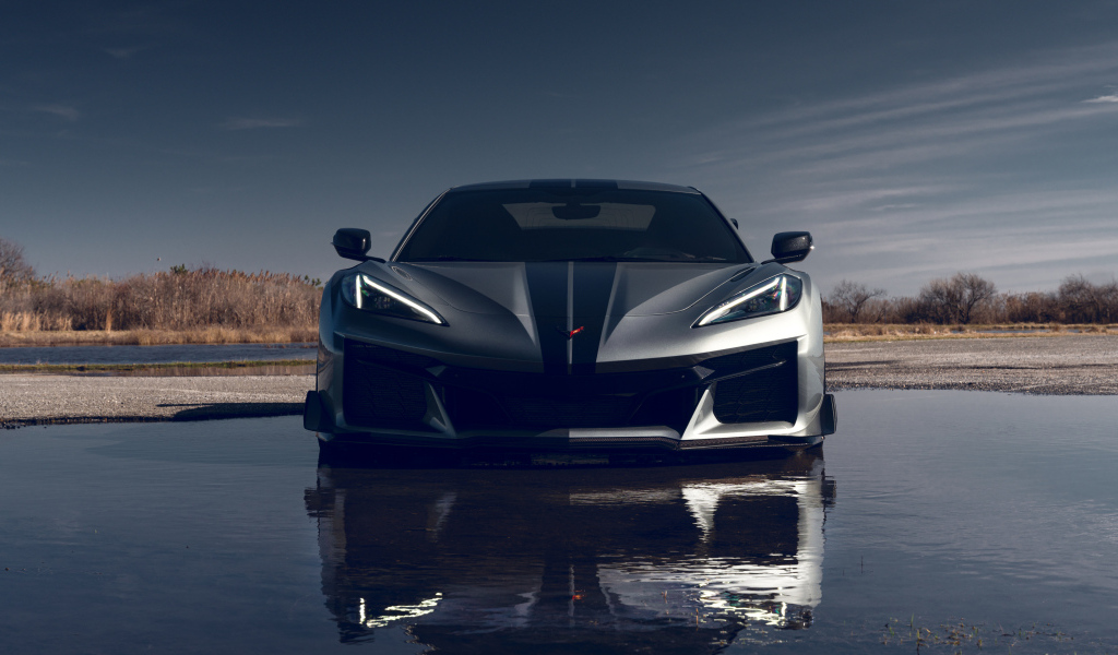 Вид спереди на автомобиль Chevy Corvette Z06