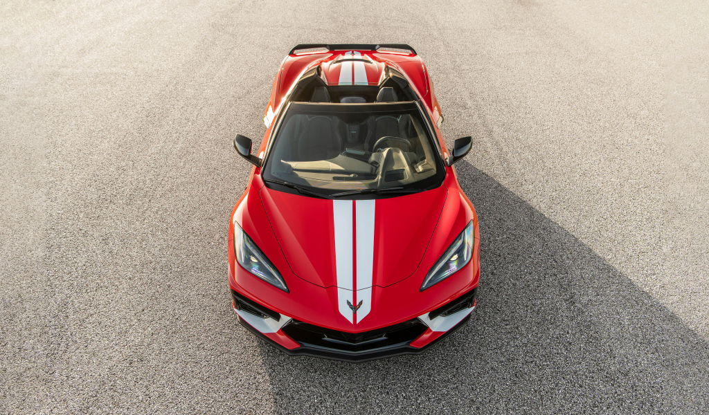 Вид сверху на гоночный автомобиль Chevrolet Corvette Stingray H700 Convertible 2024 года