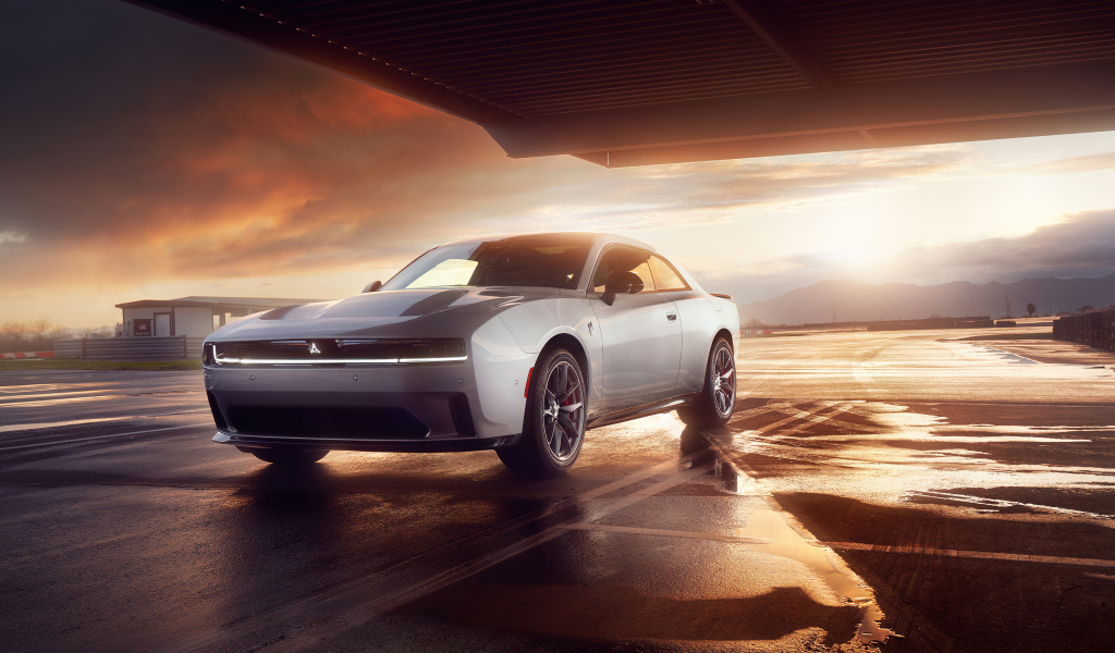 Автомобиль Dodge Charger Daytona Scat Pack 2024 года на фоне красивого неба