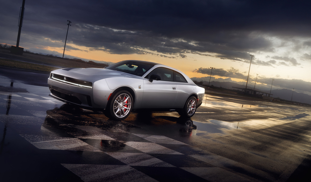 Автомобиль Dodge Charger Daytona Scat Pack 2024 года на мокром асфальте
