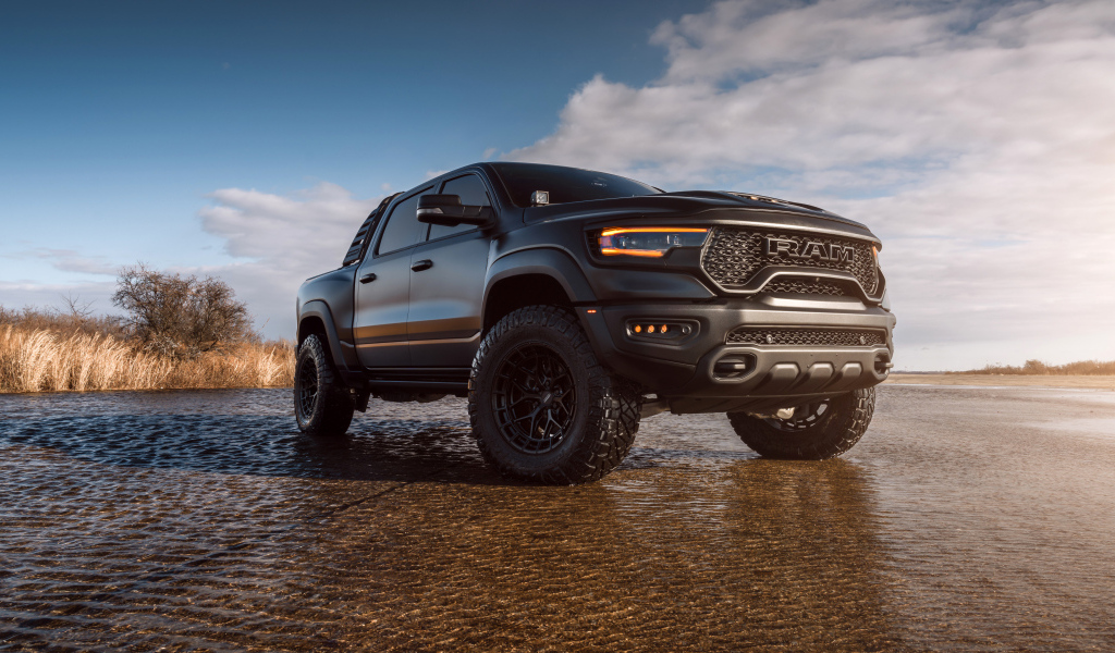 Большой внедорожник Dodge Ram 1500 TRX