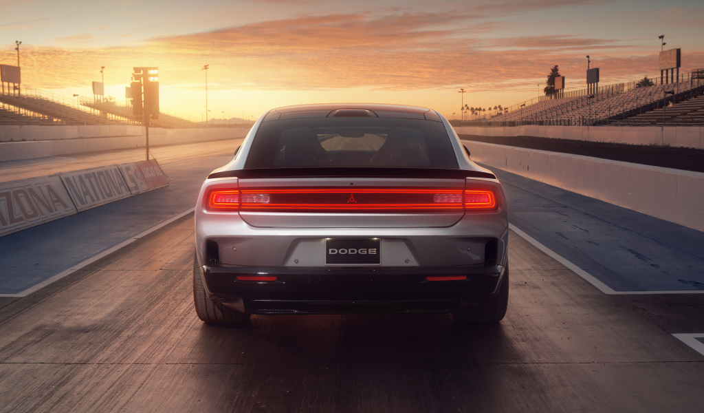 Вид сзади на автомобиль Dodge Charger Daytona Scat Pack 2024 года на закате