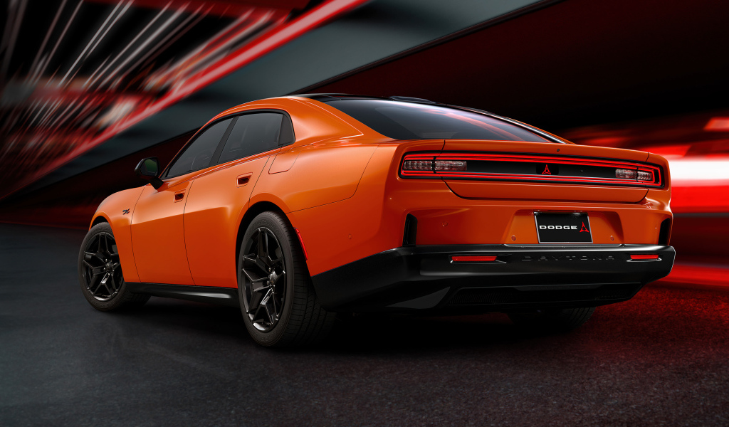 Вид сзади на новый оранжевый автомобиль Dodge Charger Daytona RT 2025 года