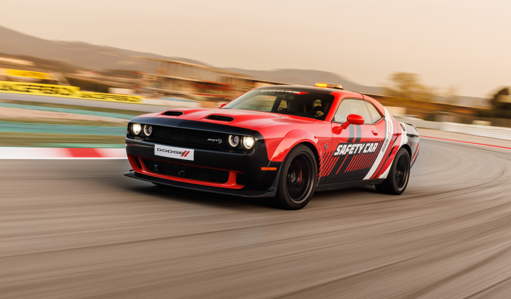 Красный гоночный автомобиль Dodge Challenger SRT Hellcat WorldSBK Safety Car 2024 года