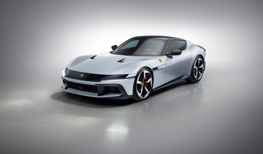 Автомобиль Ferrari 12Cilindri 2024 года на сером фоне