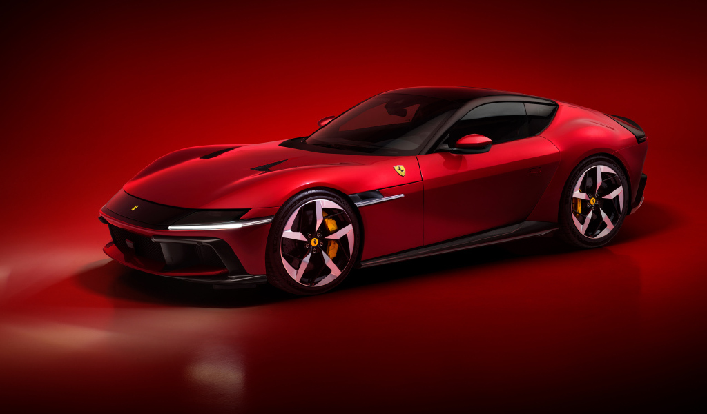 Автомобиль Ferrari 12Cilindri 2024 года на красном фоне