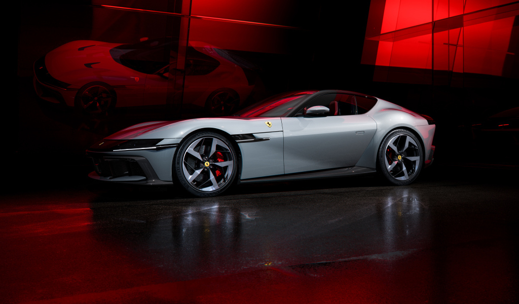 Дорогой серебристый автомобиль Ferrari 12Cilindri 2024 года