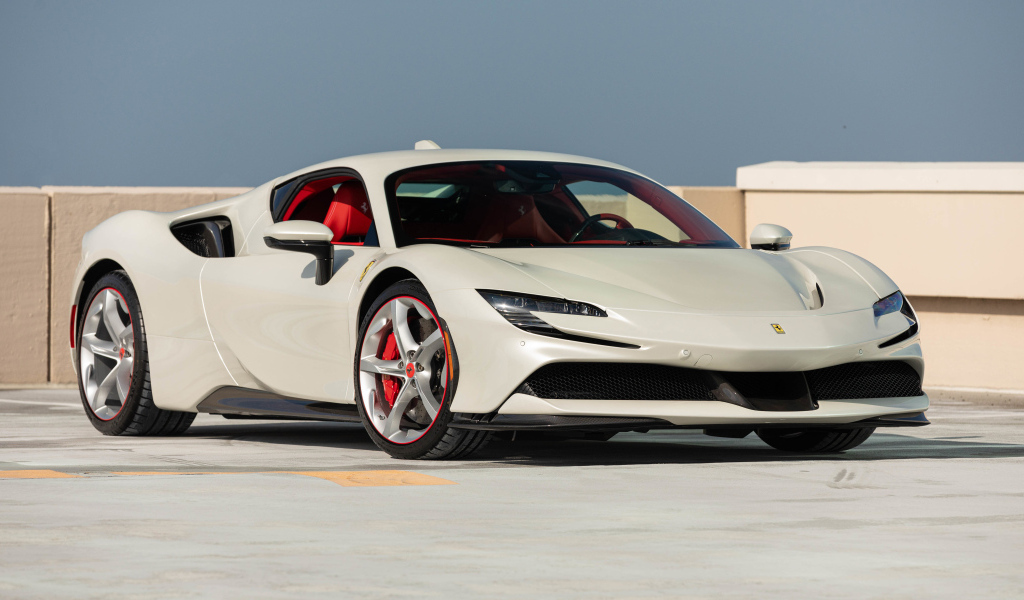Быстрый белый автомобиль Ferrari SF90 Stradale