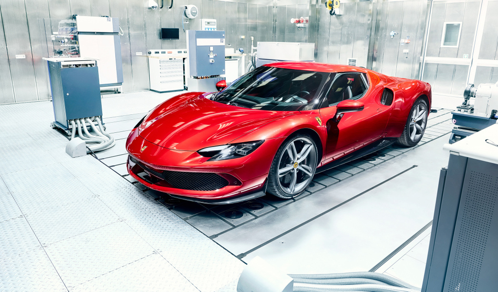 Вид спереди на красный автомобиль Ferrari 296 GTB