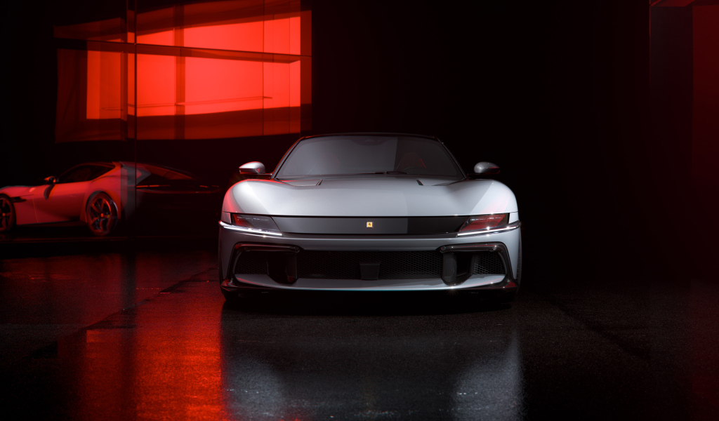 Вид спереди на автомобиль Ferrari 12Cilindri 2024 года