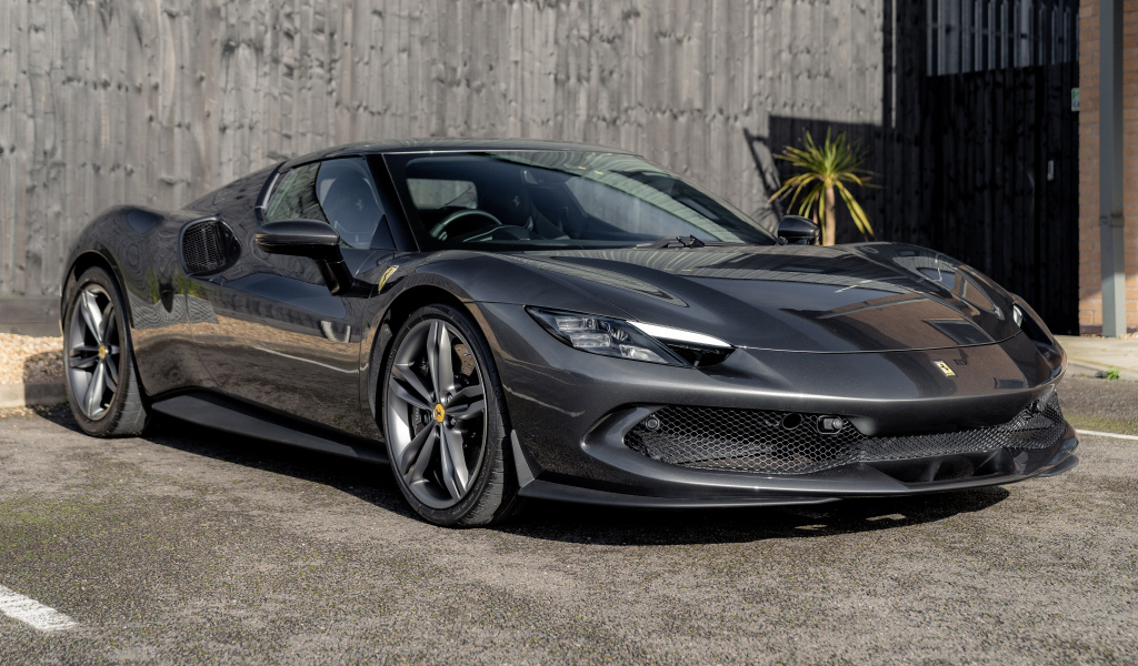 Серый быстрый автомобиль Ferrari 296 GTB