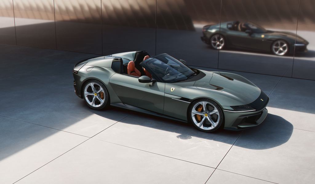 Зеленый автомобиль Ferrari 12Cilindri Spider 2024 года