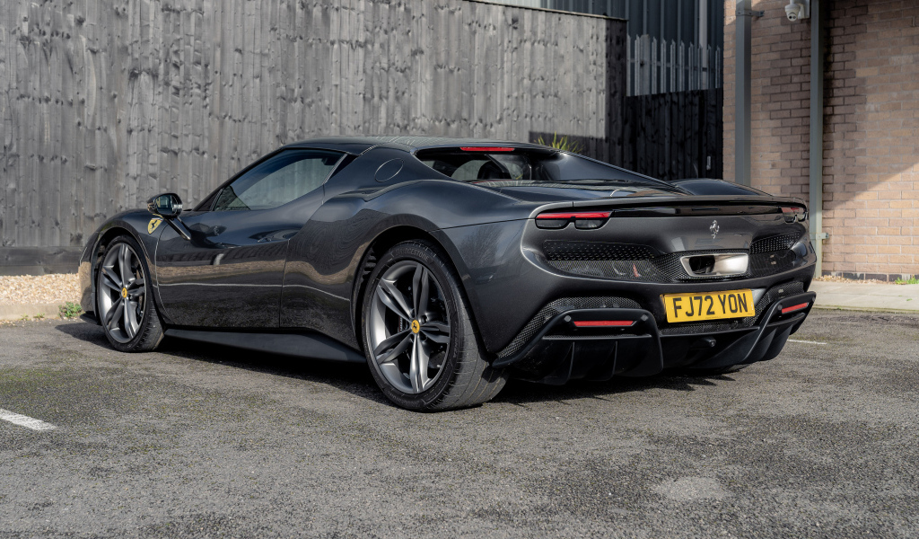 Вид сзади на автомобиль Ferrari 296 GTB