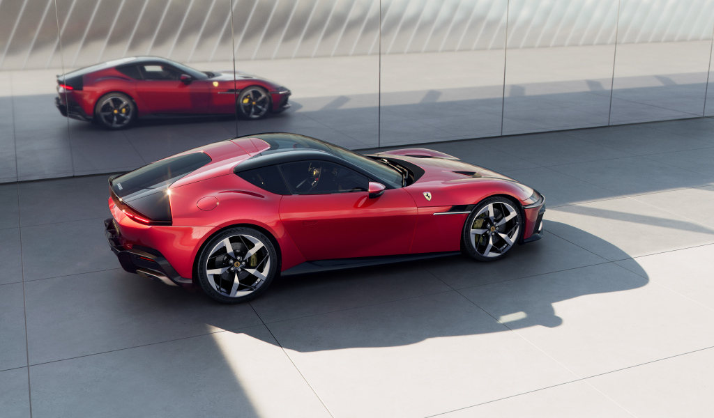 Красный автомобиль Ferrari 12Cilindri 2024 года у стены