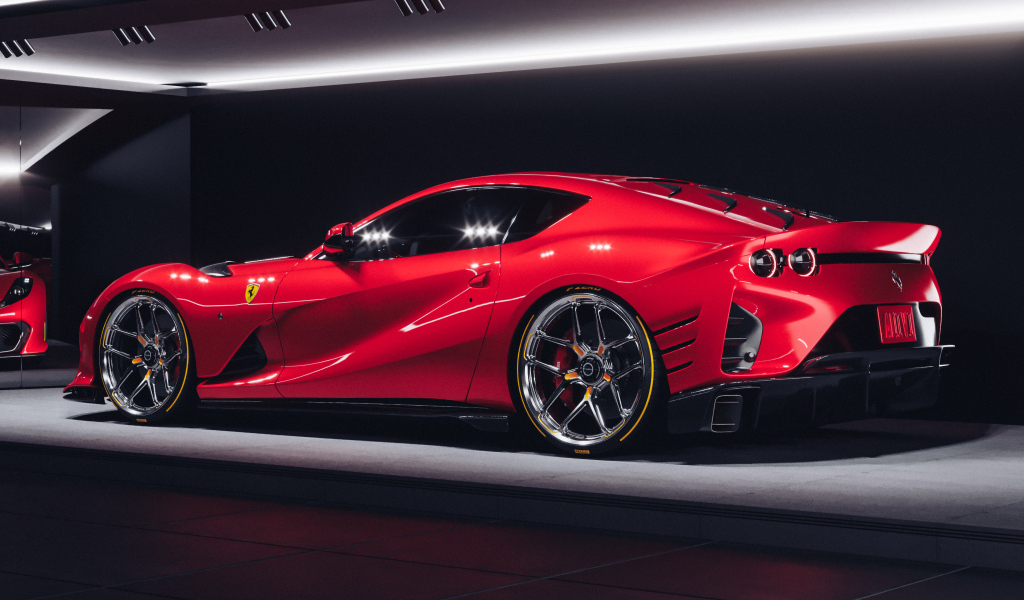 Красный быстрый автомобиль Ferrari 812 Competizione вид сзади