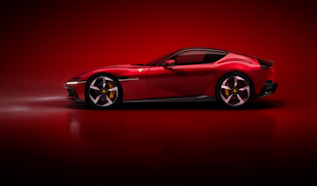 Вид сбоку на красный автомобиль Ferrari 12Cilindri 2024 года