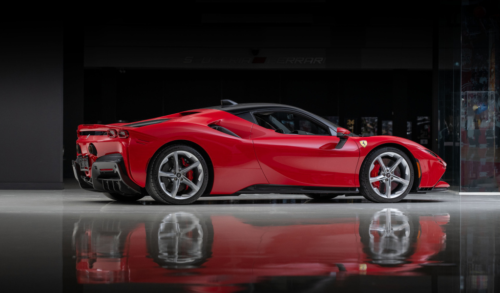 Вид сбоку на красный автомобиль Ferrari SF90 Stradale