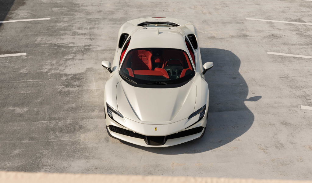 Белый автомобиль Ferrari SF90 Stradale