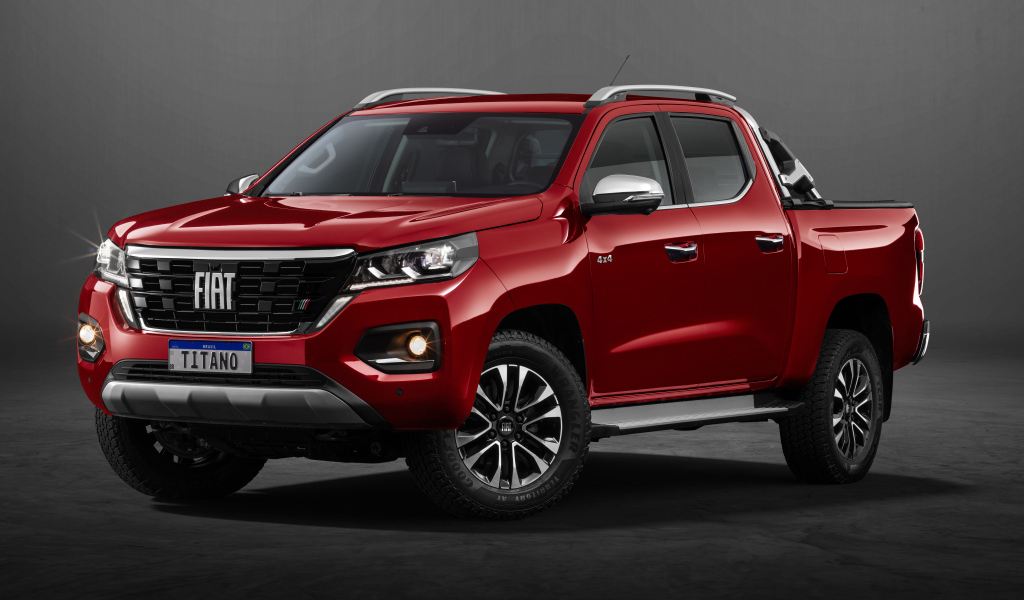 Красный Fiat Titano Ranch Cabine Dupla 4x4  2025 года на сером фоне