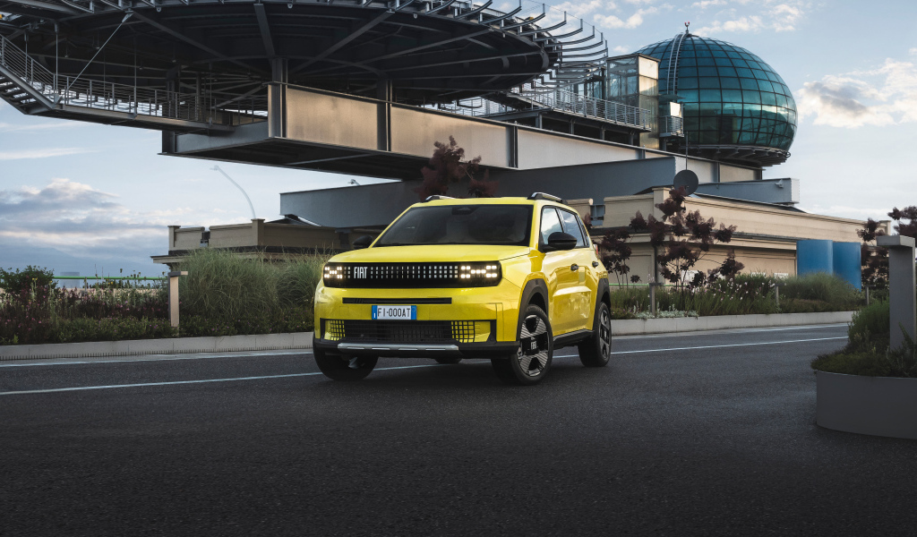 Желтый внедорожник Fiat Grande Panda Elettrica