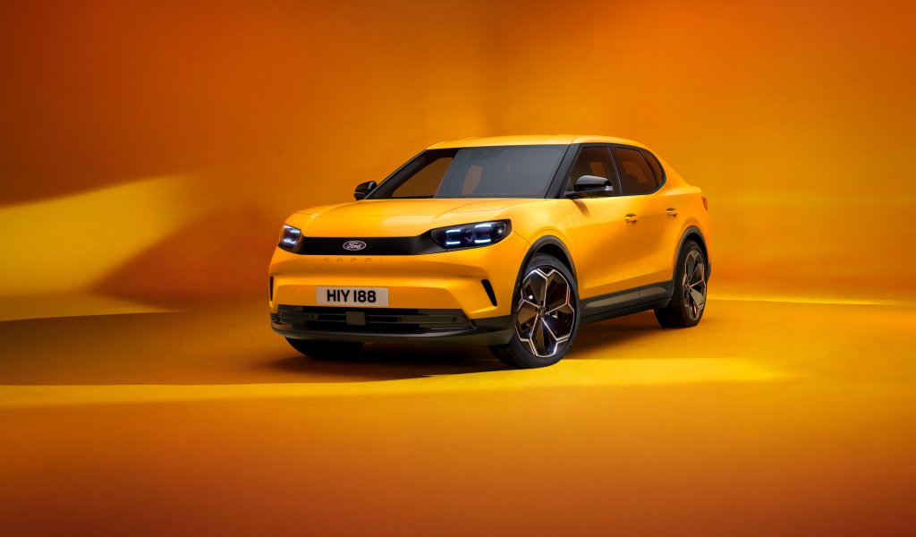 Автомобиль  Ford Capri 2024 года на оранжевом фоне