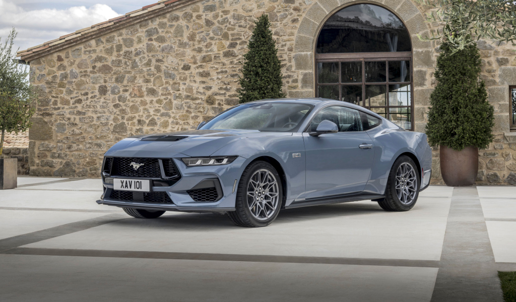 Автомобиль Ford Mustang GT 2024 года у дома