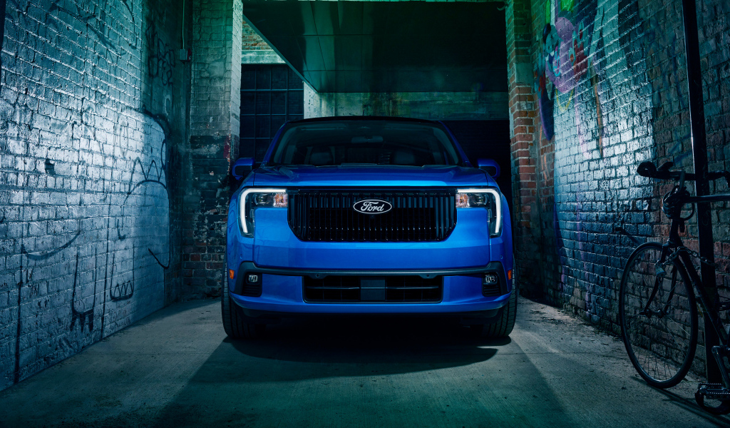 Синий автомобиль Ford Maverick Lobo 2025 года вид спереди