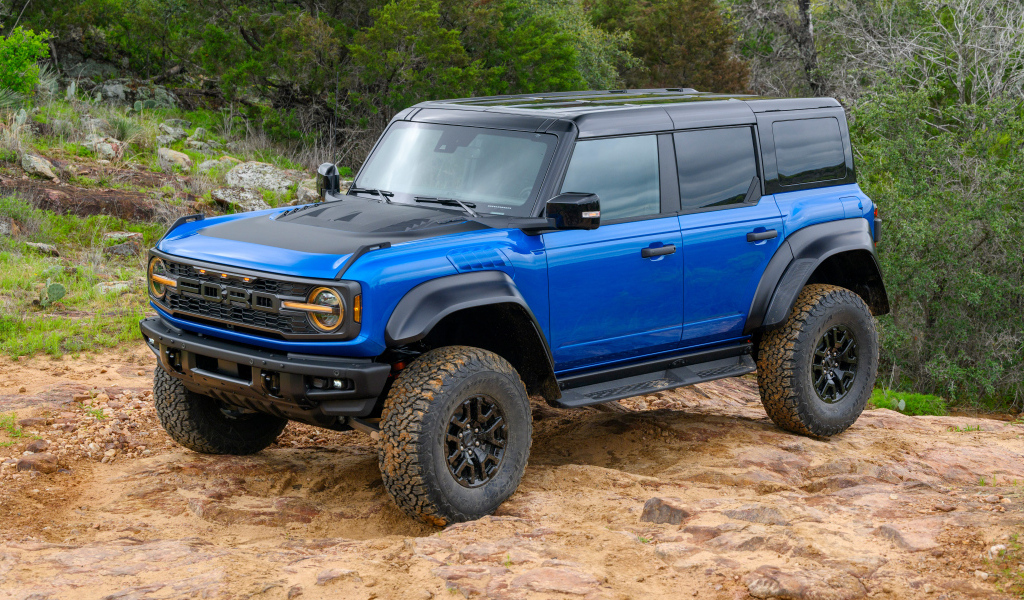 Синий автомобиль Ford Bronco Raptor Black Appearance Package 2024  года