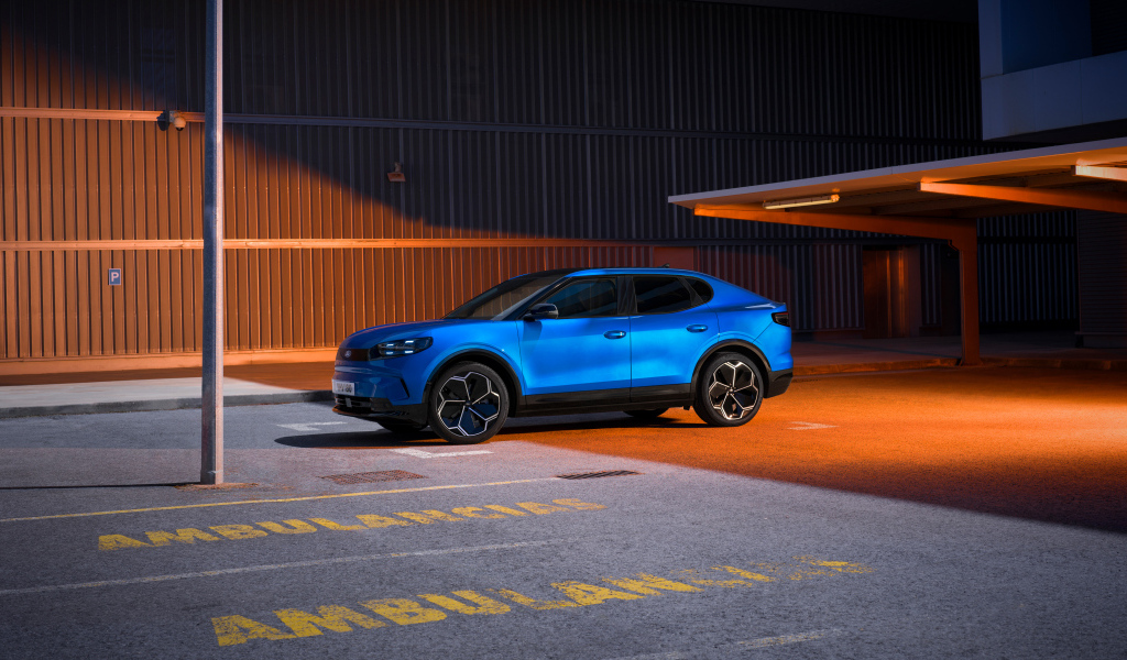 Синий автомобиль  Ford Capri 2024 года в городе