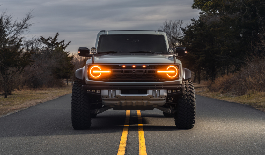 Включенные фары автомобиля Ford Bronco Raptor