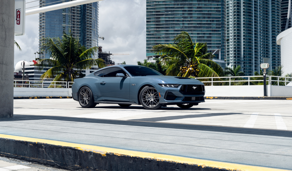 Автомобиль Ford Mustang Dark Horse у небоскребов