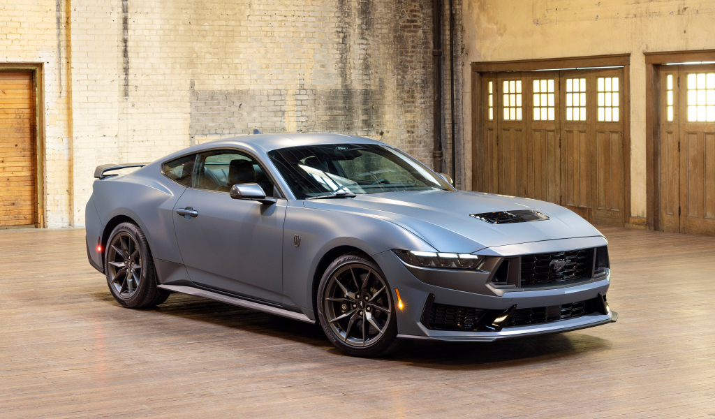 Вид спереди на автомобиль Ford Mustang Dark Horse Matte Clear Film 2024 года