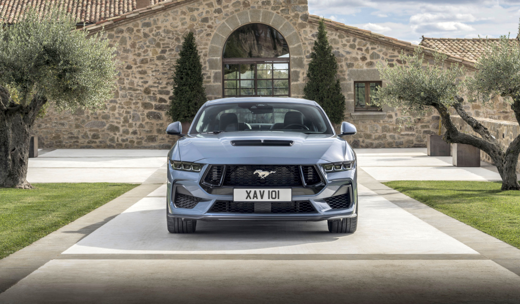 Вид спереди на автомобиль Ford Mustang GT 2024 года