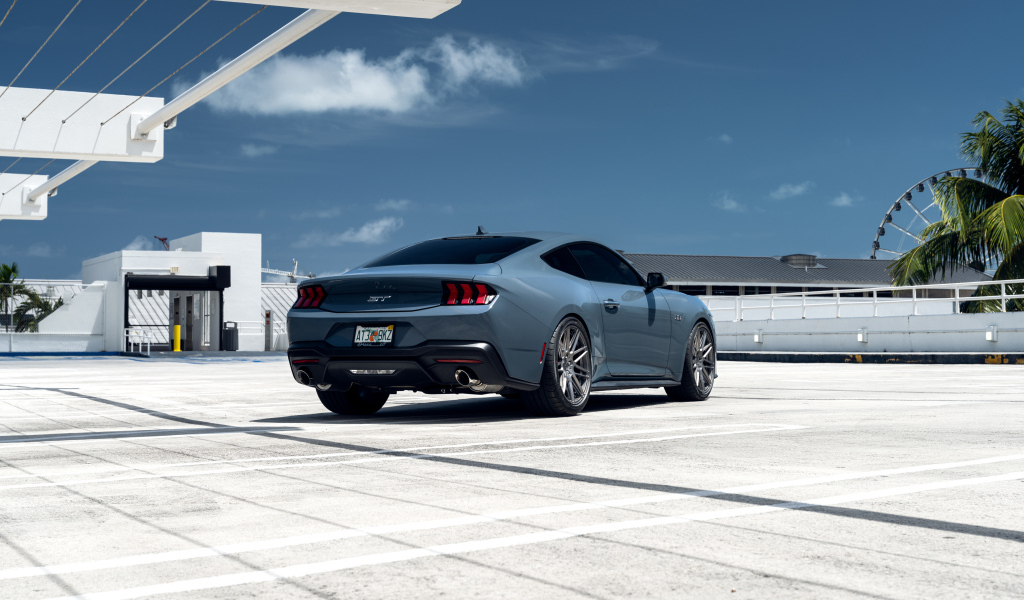 Вид сзади на автомобиль Ford Mustang GT
