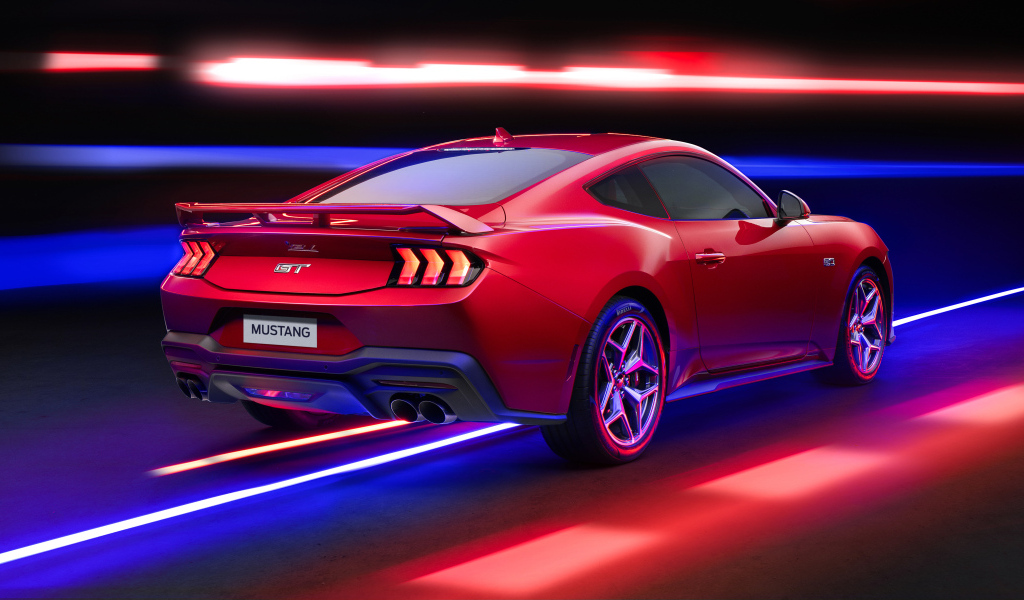 Вид сзади на красный автомобиль Ford Mustang GT Performance 2024 года