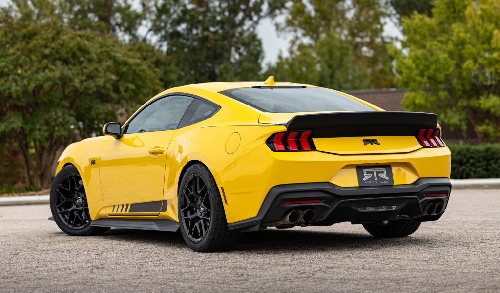 Вид сзади на желтый автомобиль RTR Ford Mustang S650 2024 года