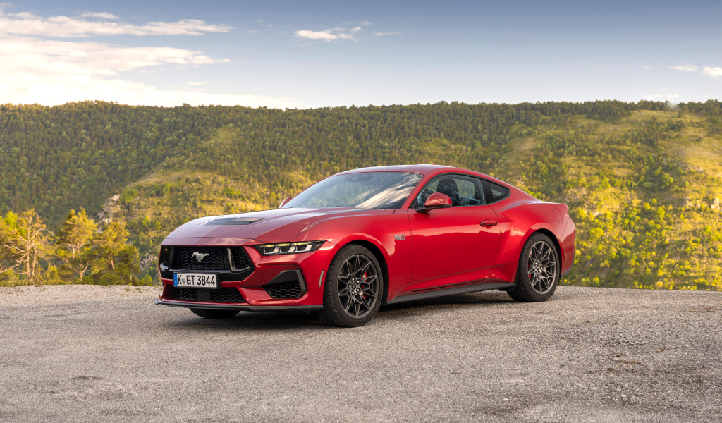 Красный автомобиль Ford Mustang GT 2024 года