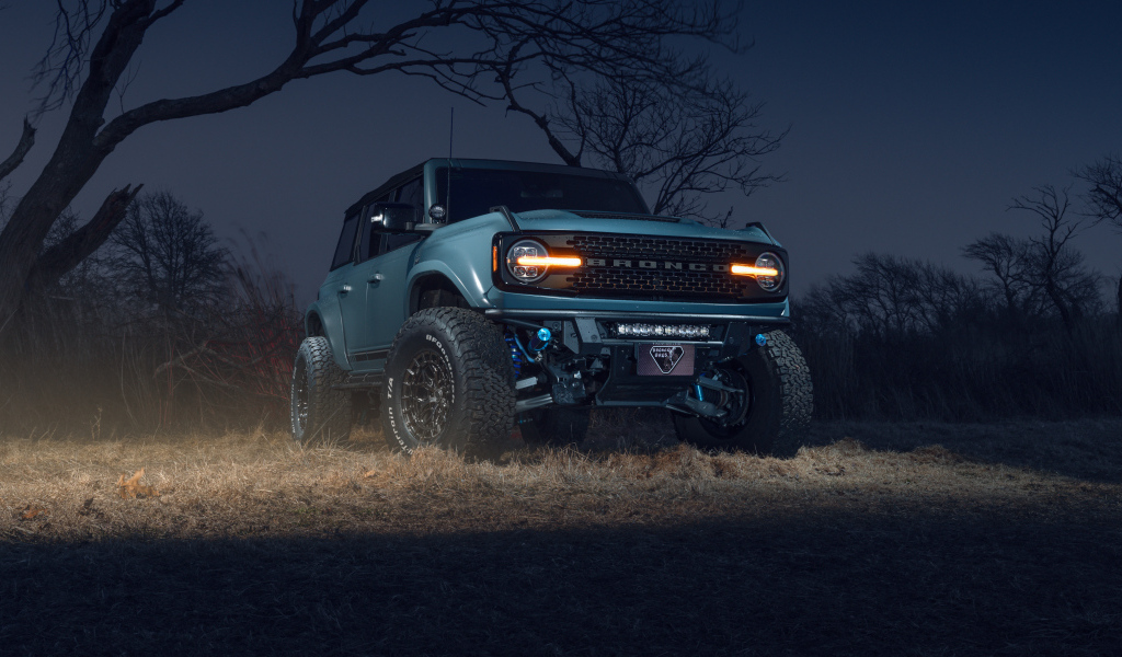 Внедорожник  Ford Bronco Vossen Wheels ночью