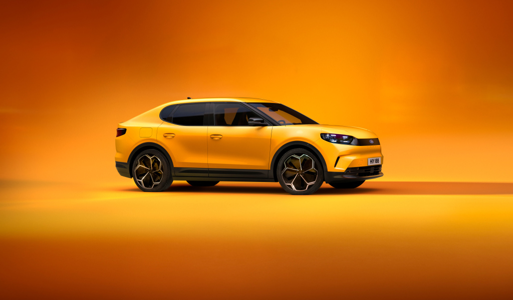 Вид сбоку на желтый внедорожник  Ford Capri 2024 года