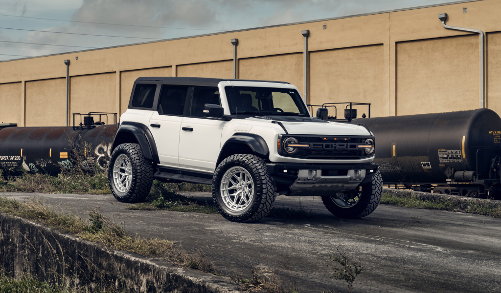 Белый джип Custom Ford Bronco Raptor
