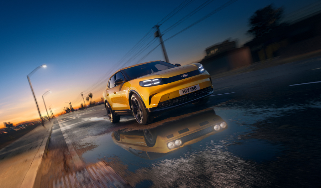 Желтый  Ford Capri 2024 года на мокрой дороге