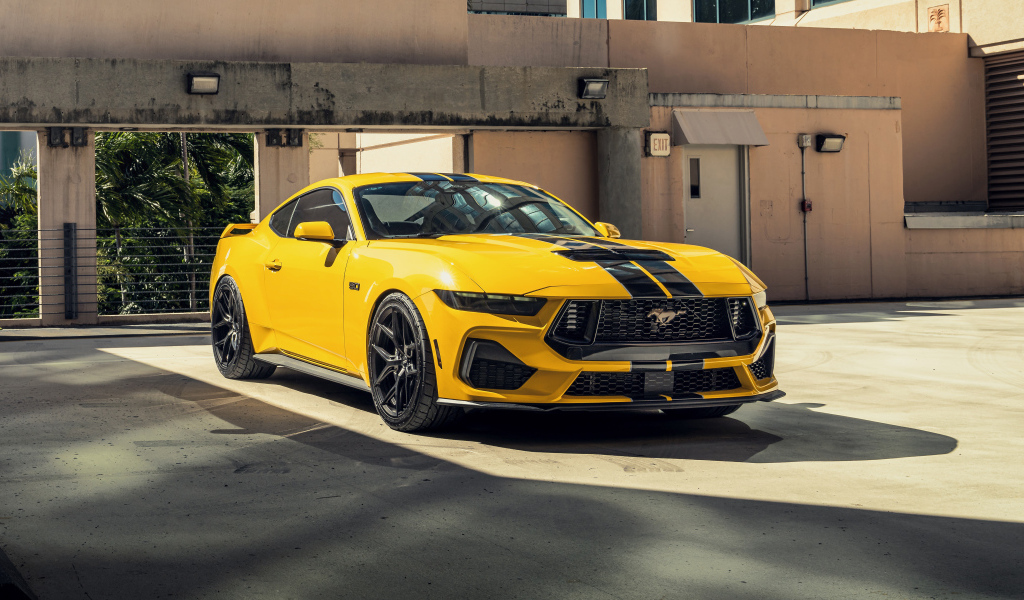 Желтый автомобиль Ford Mustang GT